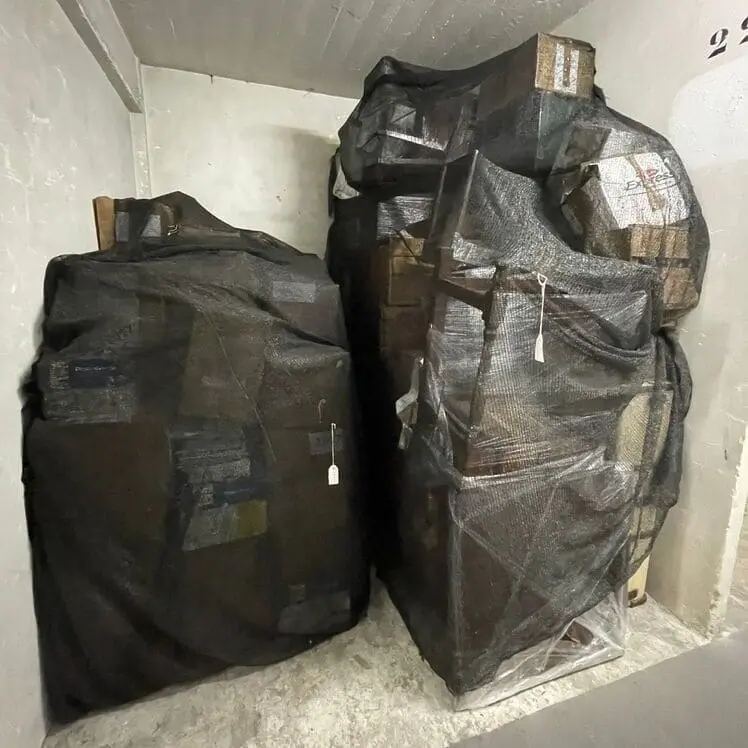 Muebles embalados e inventariados guardados en la zona compartida del depósito Dante