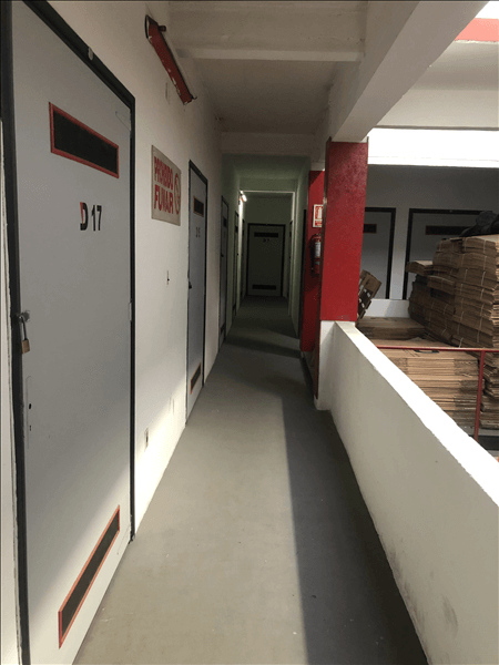 Nivel de boxes con extintores y control de seguridad en el depósito Dante
