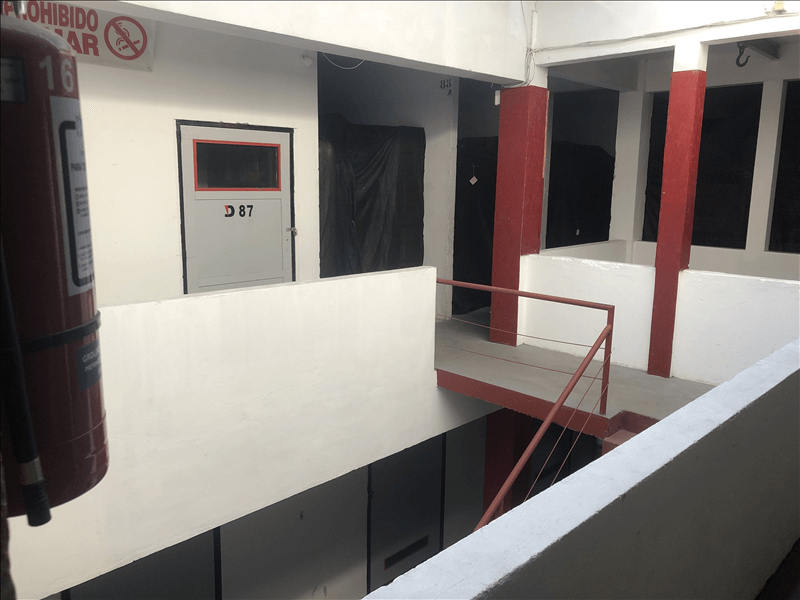 Edificio de hormigón de varias plantas del depósito de muebles Dante en Tres Cruces