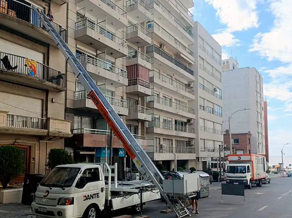Finalización de izaje técnico con elevador de altura para entrega directa en planta alta, garantizando la integridad del patrimonio y la fachada. Rambla de Montevideo.