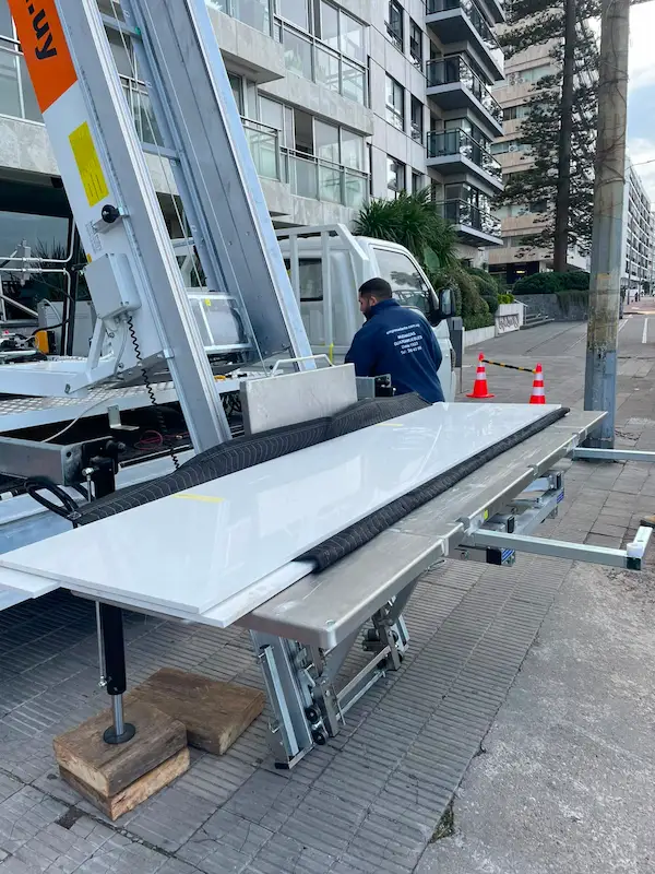 Pieza embalada asegurada sobre la plataforma del elevador para el izaje por la fachada — mudanza por balcón en Montevideo